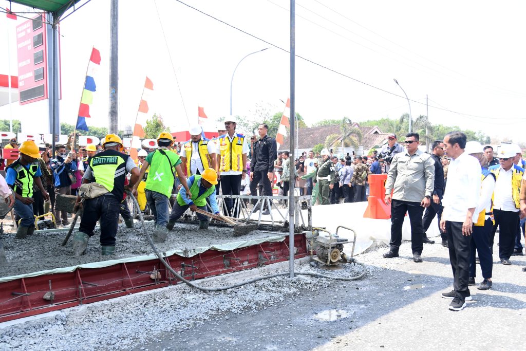 Image Tinjau Perbaikan Jalan di Rumbia, Jokowi: Ini Kerjasama PUPR dan Pemprov